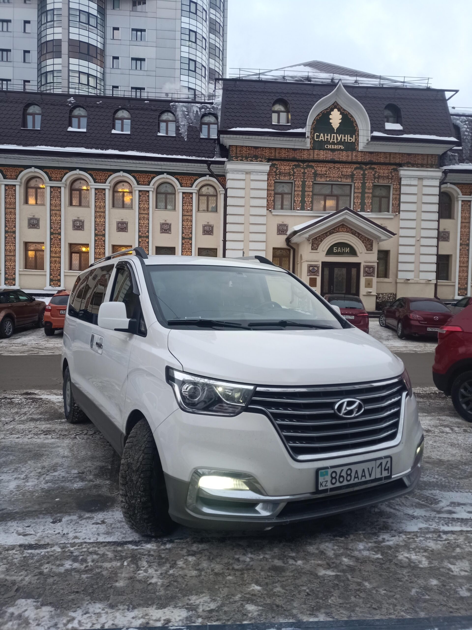 Просторный салон минивэна Grande Travel