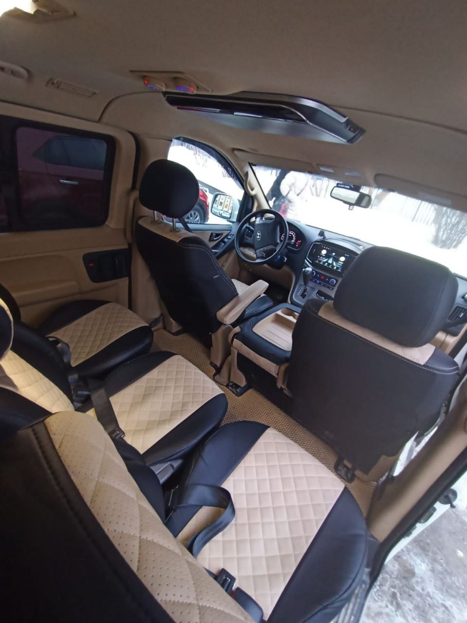 Вид салона спереди